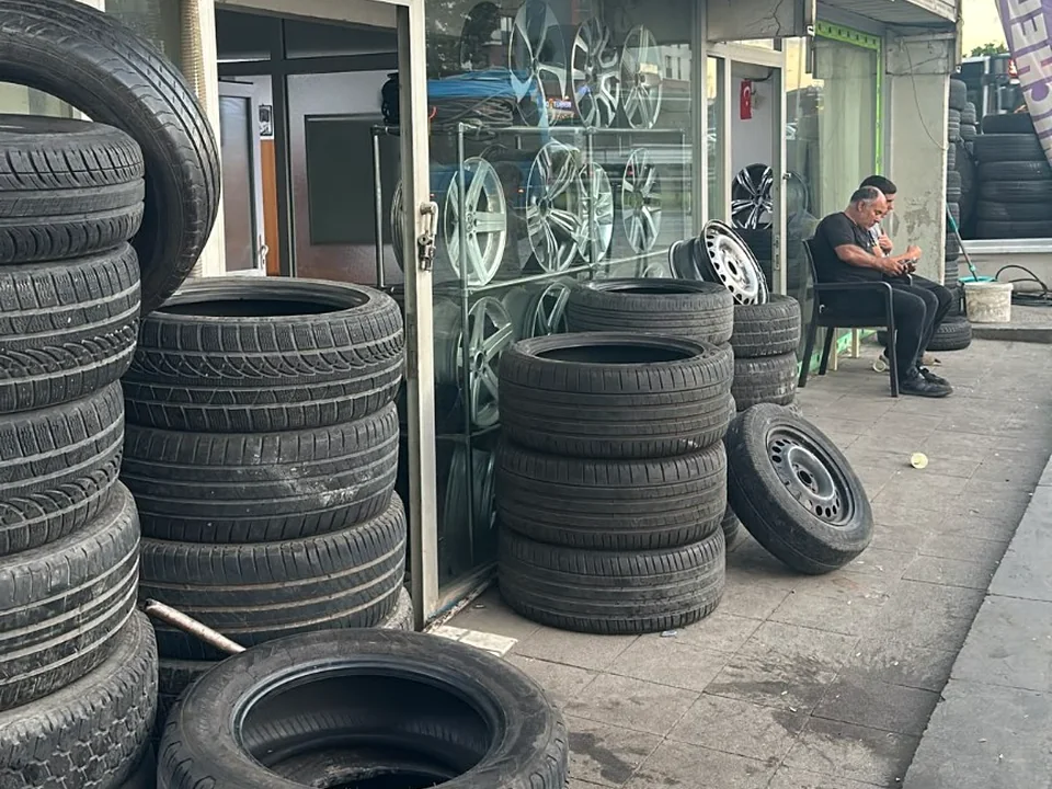 Bakır Oto Lastik lastik ve jant stok alanı