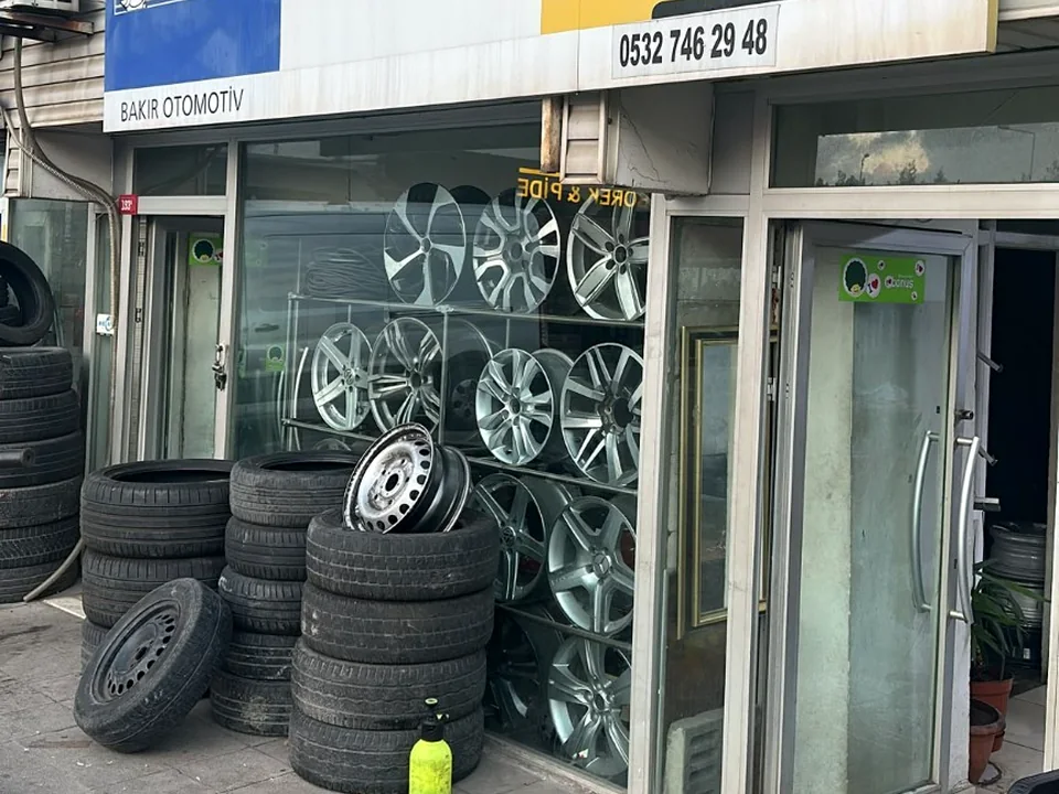 Bakır Oto Lastik sancaktepe işletme ve jant vitrini