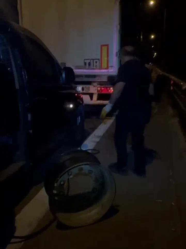 Gece yol kenarı lastik müdahalesi